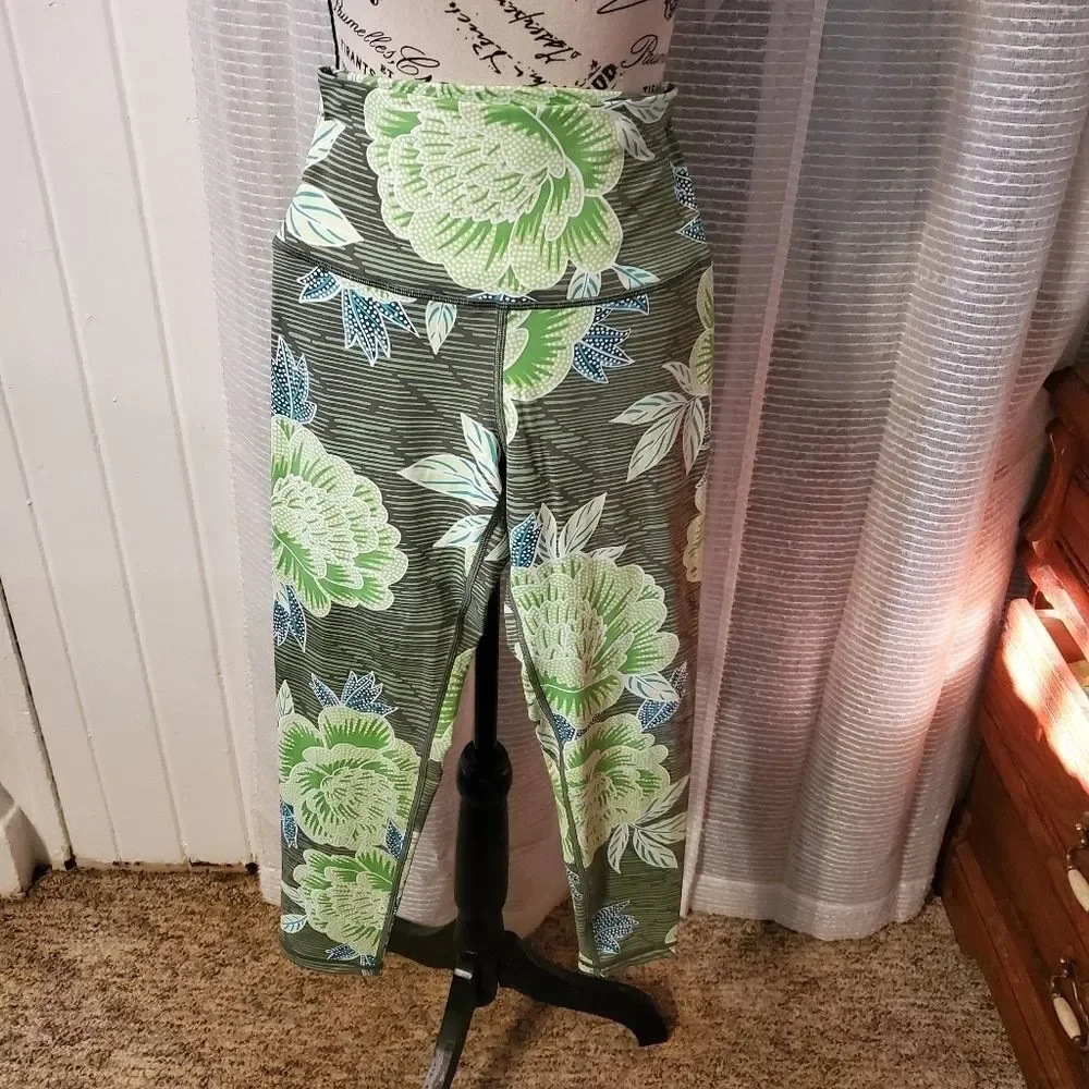 Aerie Green Floral Print Athletic Capris Medium - Picture 2 of 5